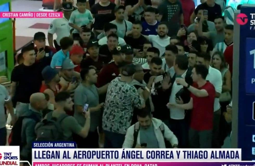 Ángel Correa y Thiago Almada fueron despedidos por una multitud en Ezeiza y viajaron a Qatar
