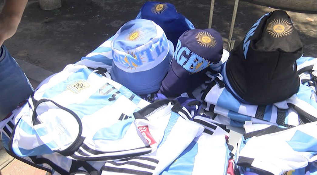 Crece la venta de camisetas a horas del debut de la Selección