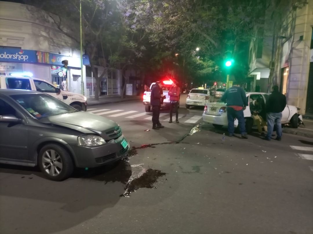 Fuerte choque entre dos autos sin heridos