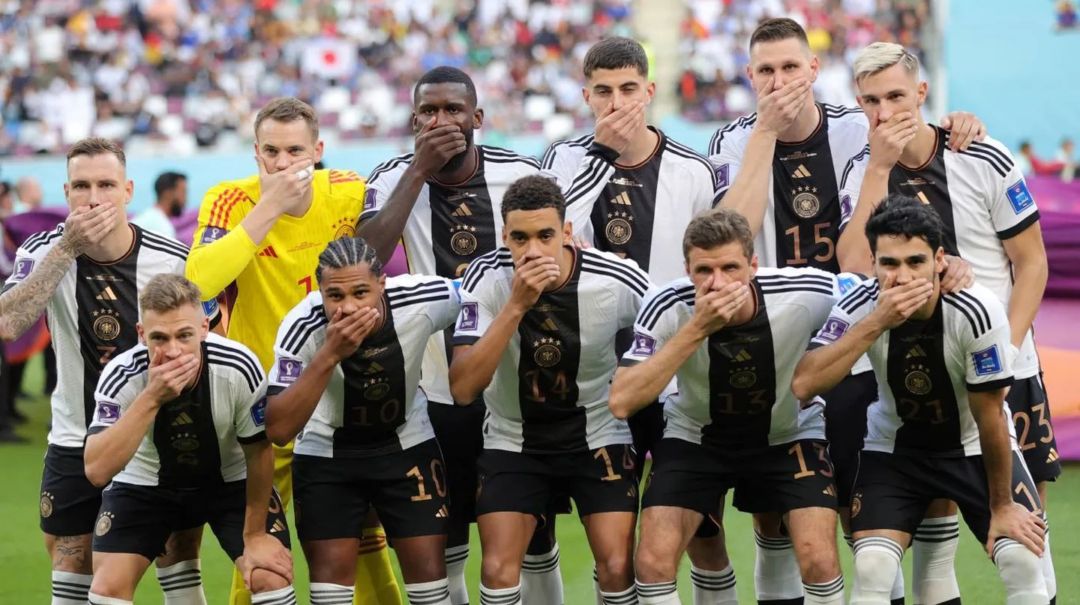 Fuerte protesta de los jugadores alemanes contra la FIFA y Qatar por no permitirles usar el brazalete LGBTIQ+