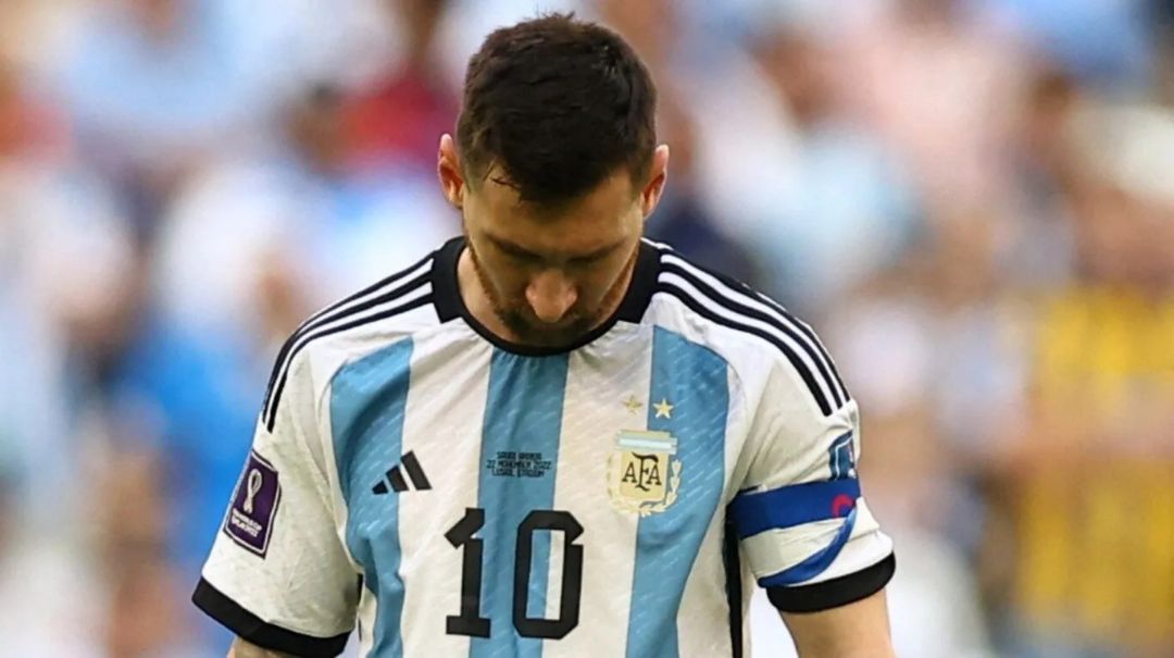 Argentina cayó 2-1 ante Arabia Saudita y sufrió un duro golpe en el debut mundialista