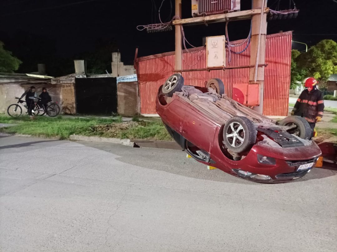Choque y vuelco en Ingeniero White
