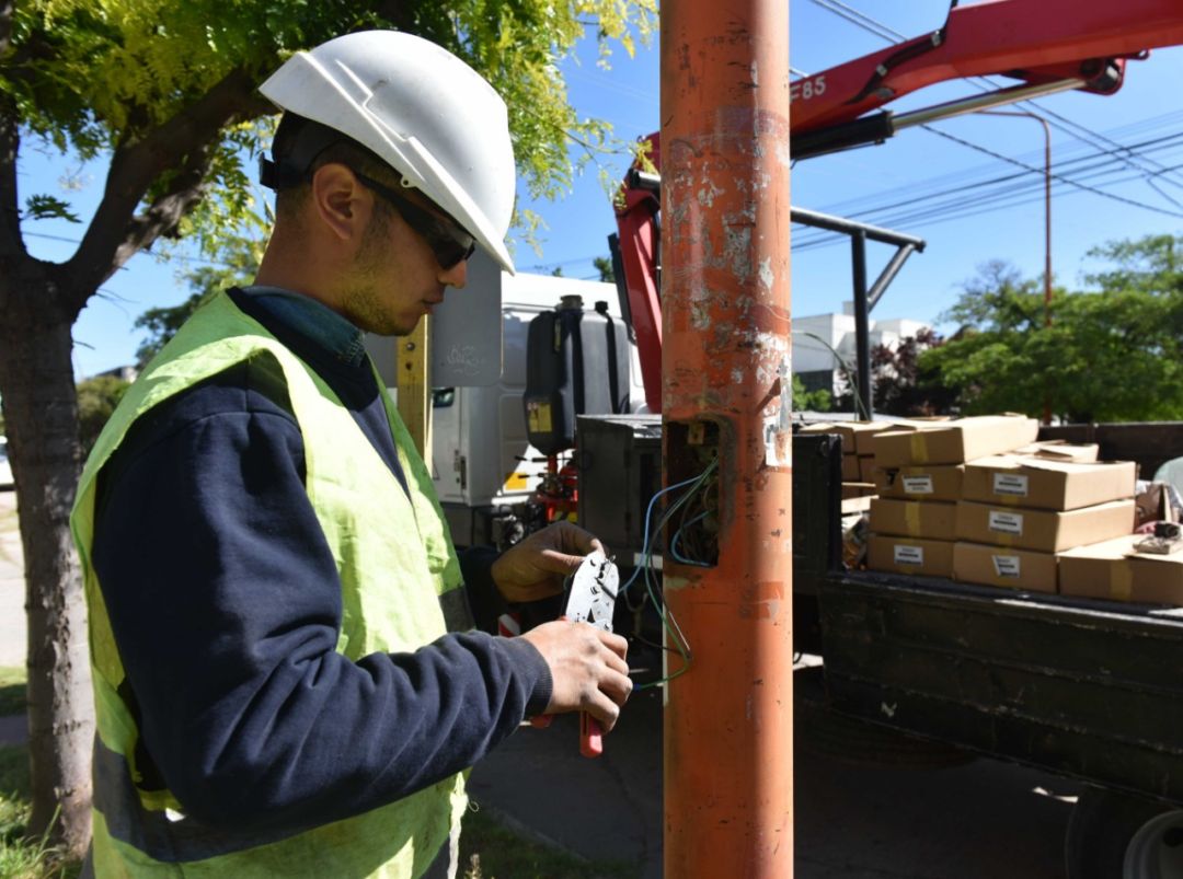 Avanza la instalación de más de 1400 luminarias LED en calles del macrocentro