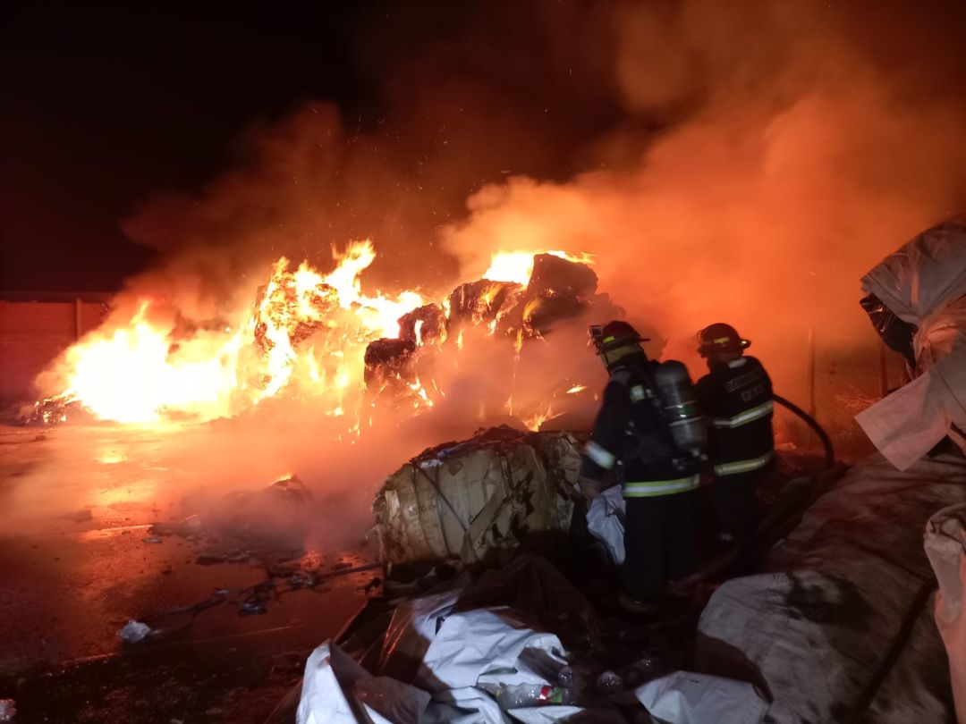 Se incendió un centro de reciclaje y debieron evacuar a los vecinos