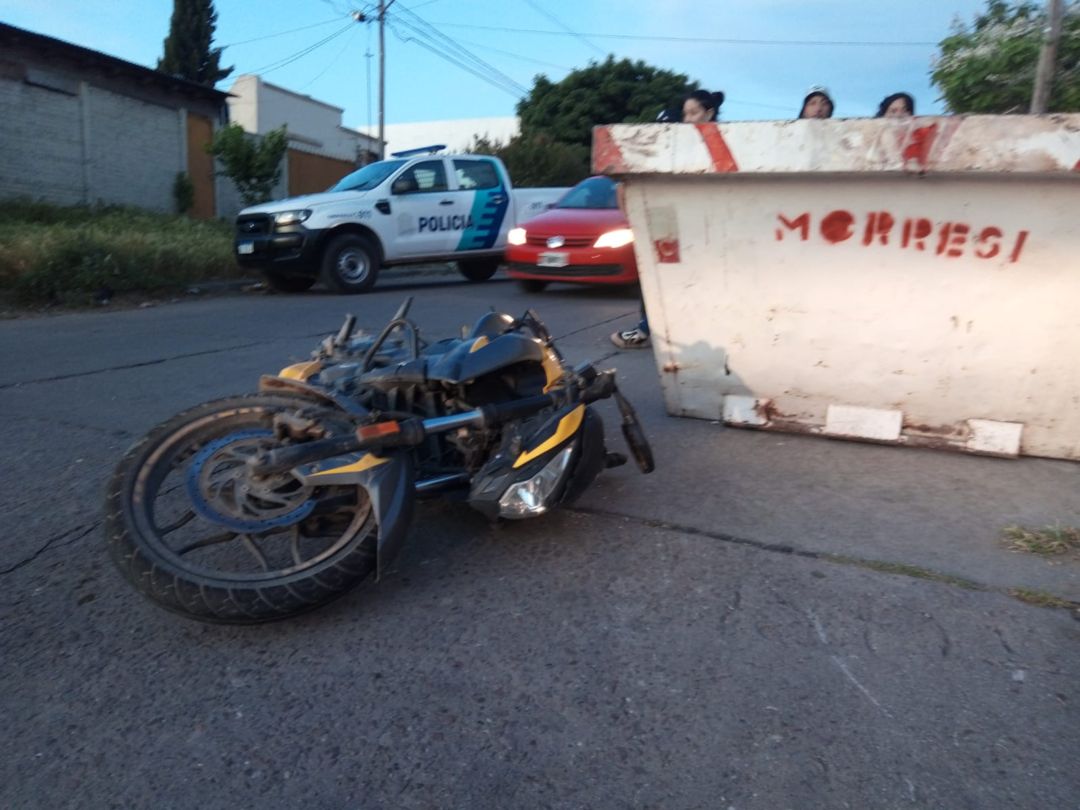 Un motociclista chocó a un hombre y terminó impactando contra un contenedor