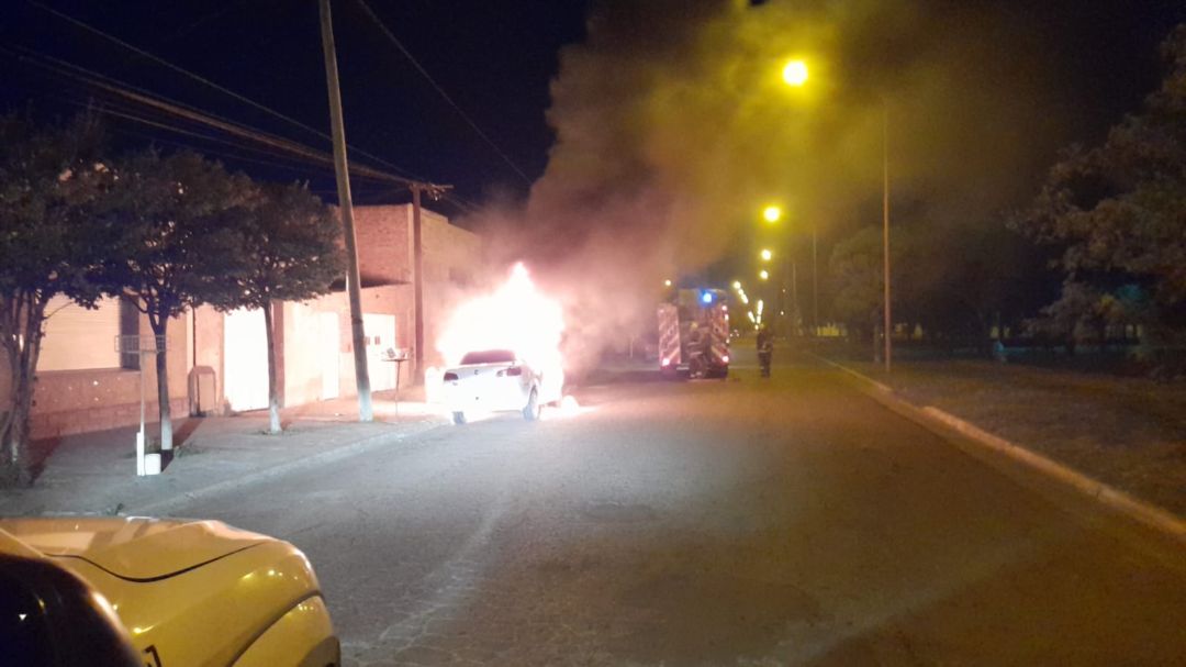 Se incendió un auto e investigan si fue intencional