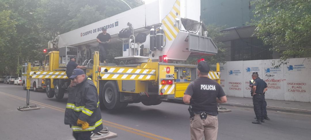 Un delincuente robó, quiso escapar pero terminó siendo rescatado por los bomberos