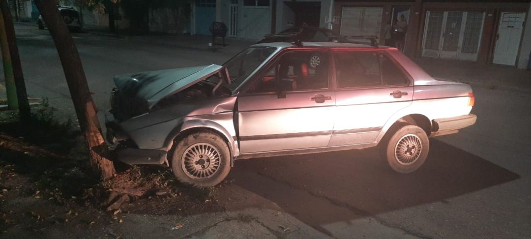 Chocó contra un árbol y abandonó su auto