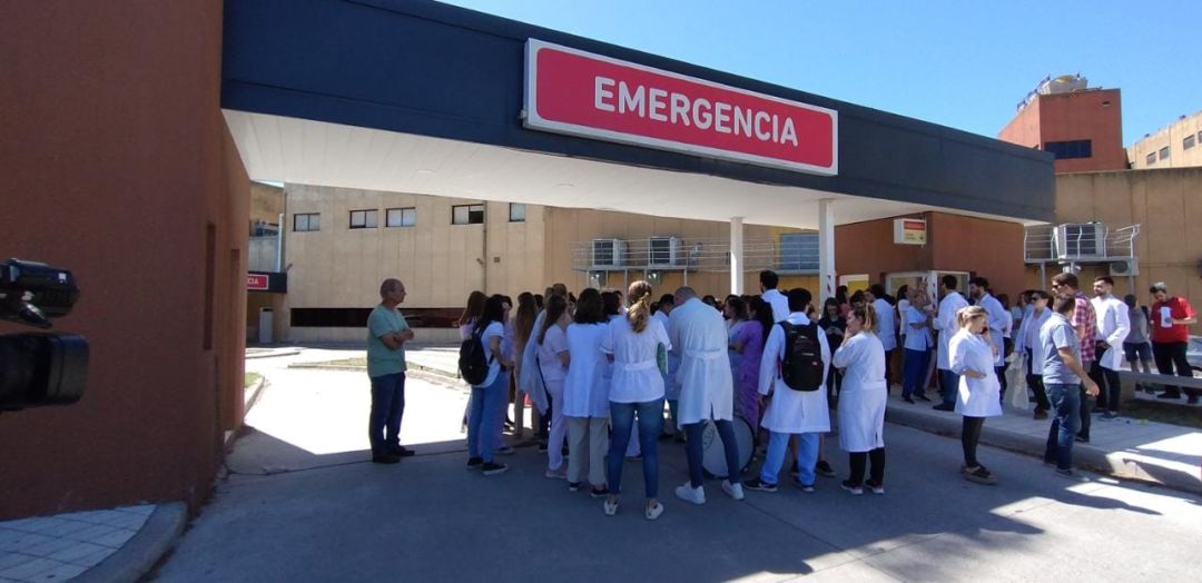 Médicos residentes se movilizaron en el Hospital Penna para reclamar por la recomposición salarial