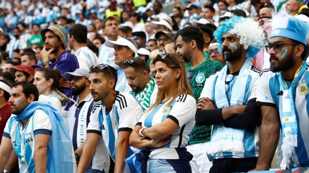 Los hinchas argentinos explotaron en las redes contra los que viajaron a Qatar: “¿Por qué no cantan?”