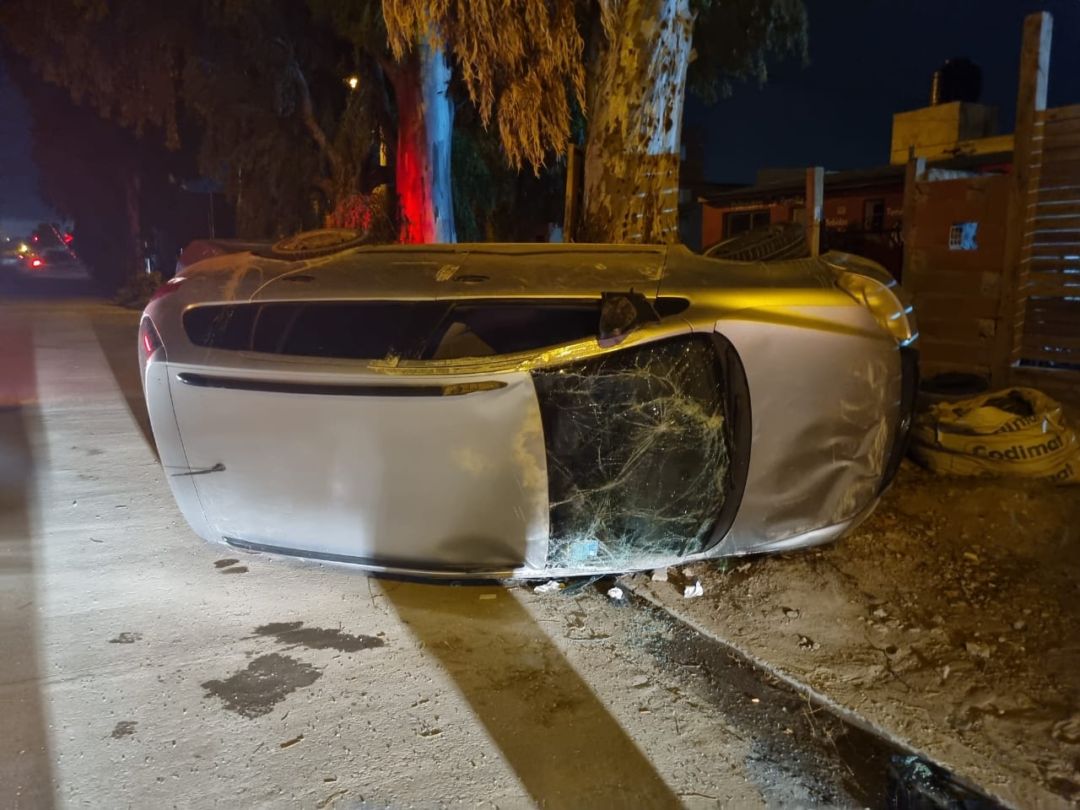 Manejaba alcoholizado y volcó en el barrio Spurr