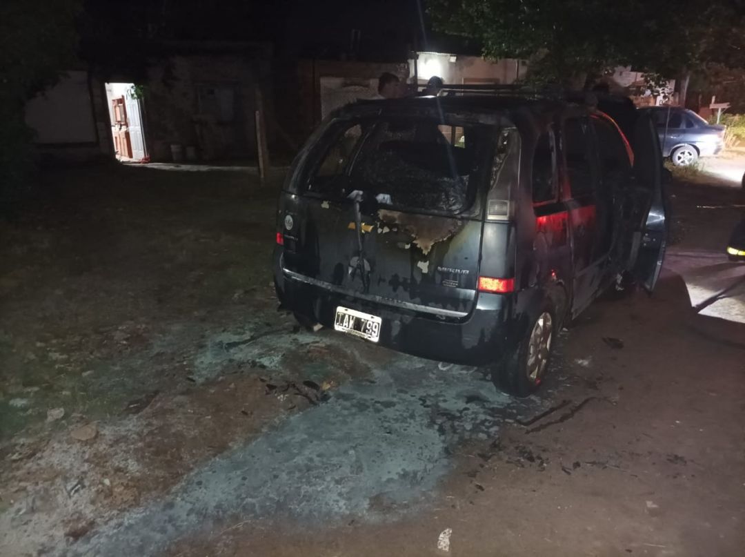 Se investiga el incendio de un vehículo en el Barrio Maldonado