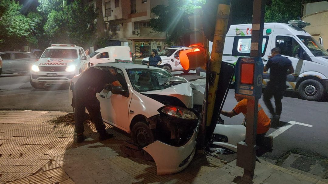 Evitó el choque con una moto y terminó impactando contra un semáforo