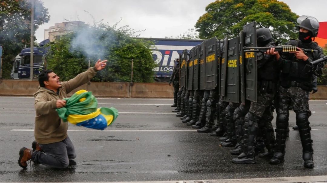 Máxima tensión en Brasil: militantes “bolsonaristas” se enfrentan con la Policía en las rutas del país