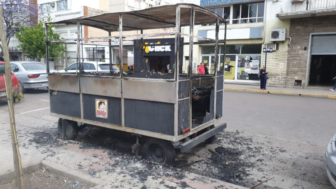 Se incendiaron un carrito de cubanitos y tres autos durante la madrugada bahiense