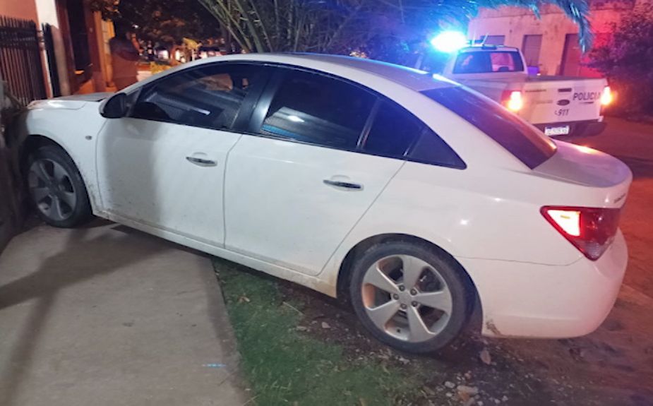 Un conductor alcoholizado chocó contra el frente de una casa