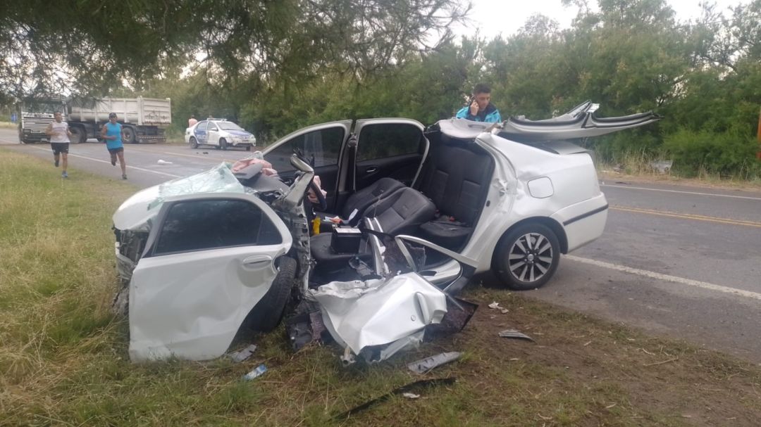 Choque frontal entre un camión y un auto en el ingreso a Punta Alta