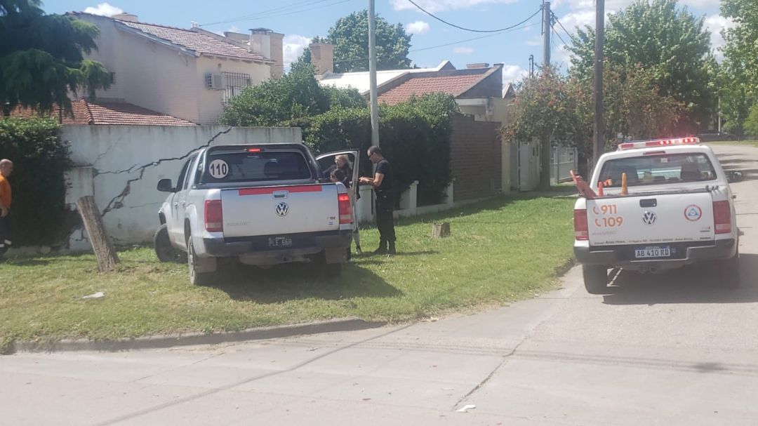 Violenta colisión en Bo. Patagonia. Una camioneta destruyó el paredón de una vivienda