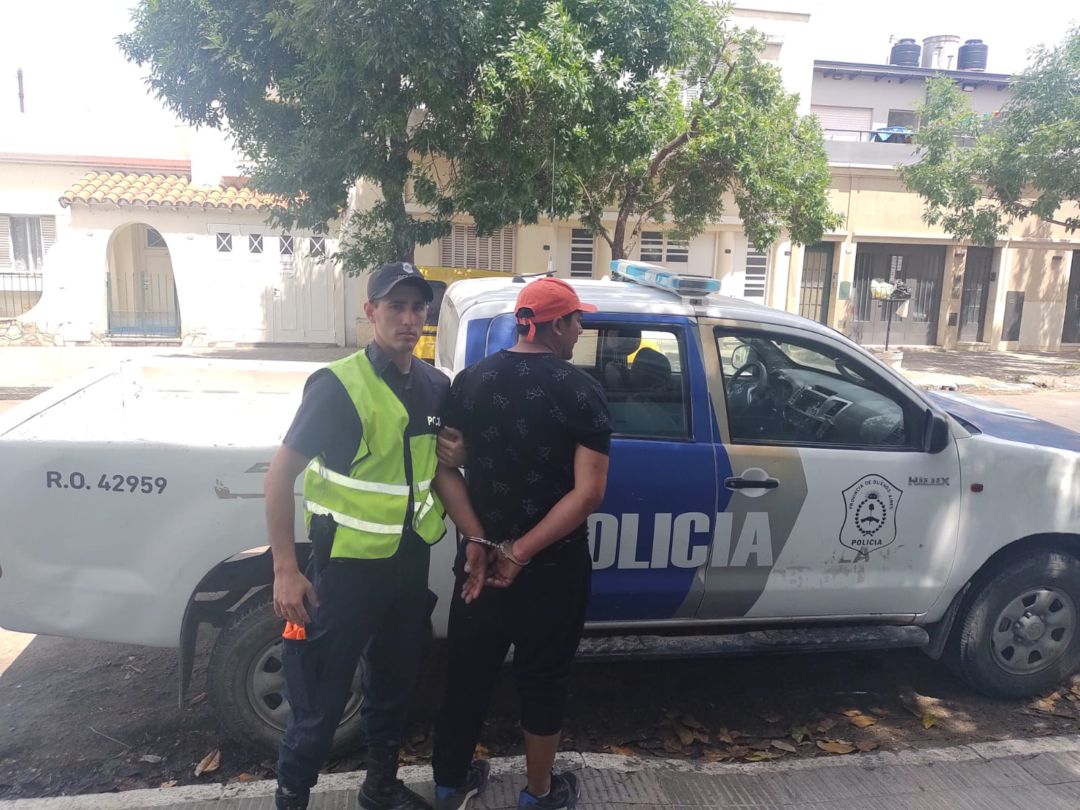 Pretendía sustraer ropa de un negocio, fue detenido.