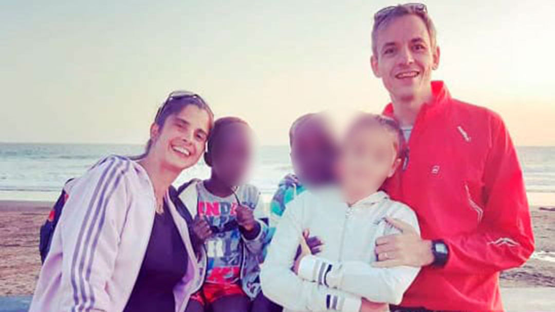 Detuvieron a la pareja que abandonó a dos hermanitos que había adoptado en África