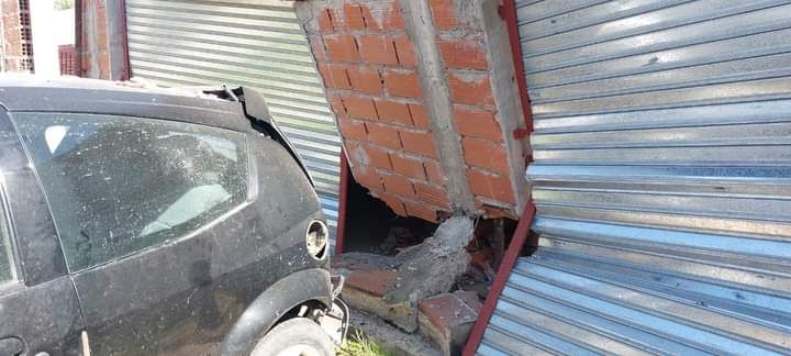 Perdió el control de su auto y destruyó el frente de una propiedad