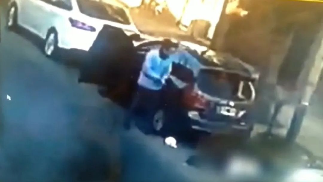 Video: un ingeniero mató de un disparo a un ladrón que intentó robarle el auto y se fue al trabajo