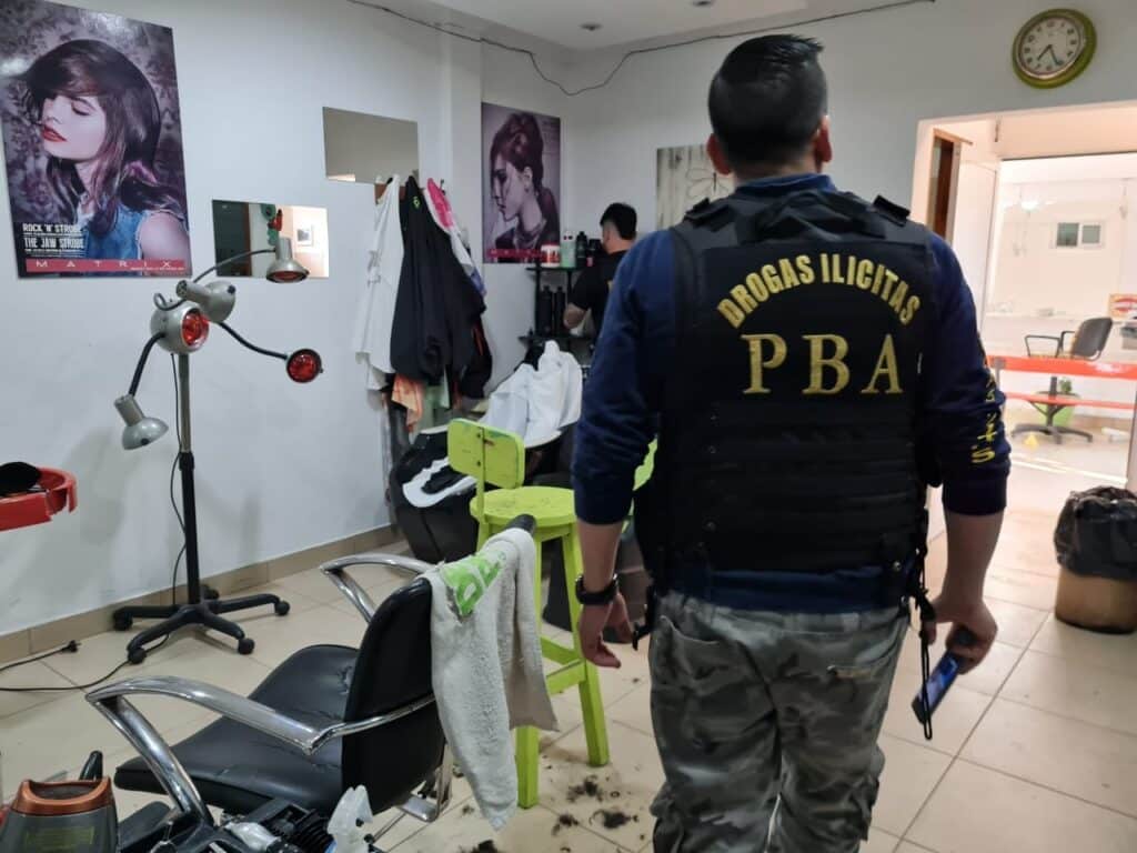 Vendía drogas en una peluquería y cuando llegó la policía tiró su celular por la ventana