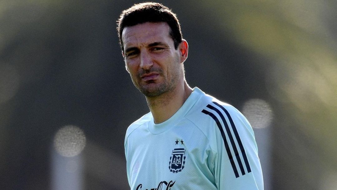 Scaloni llegó a Argentina y confirmó que esperará hasta el 14 para dar la lista definitiva