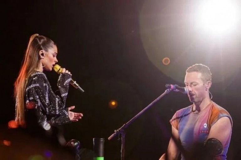 Tini Stoessel brilló en el escenario junto a Coldplay y se abrazó con Chris Martin: el video