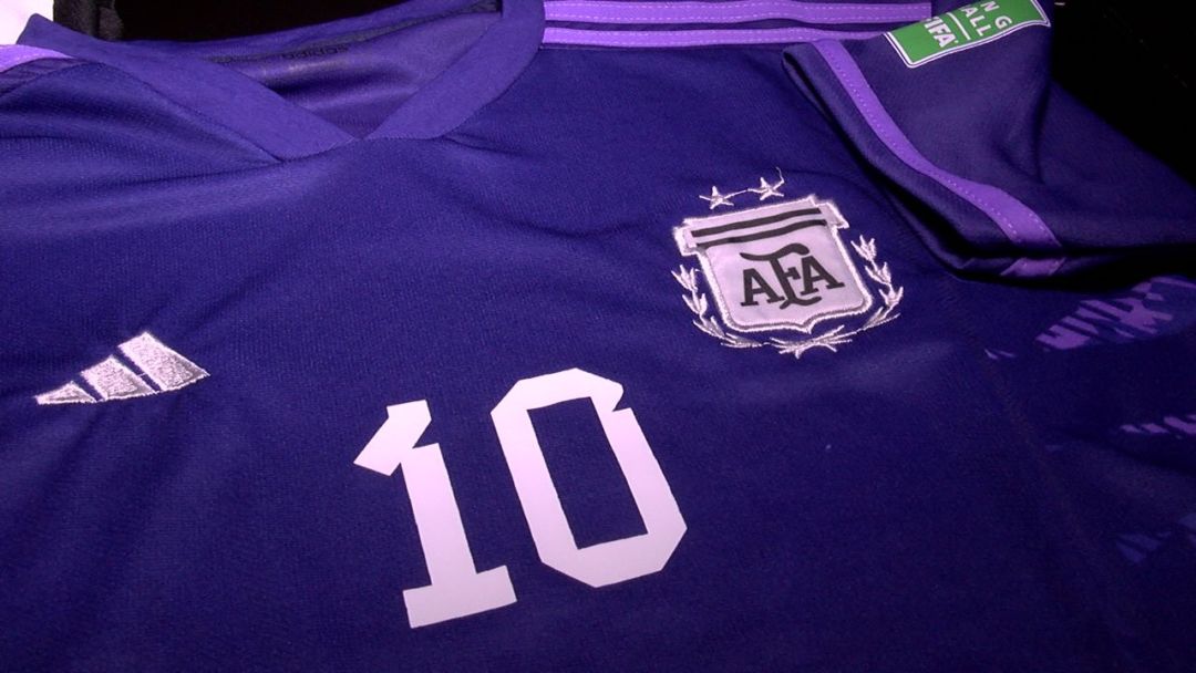La venta de camisetas: tras la derrota bajó un poco el furor