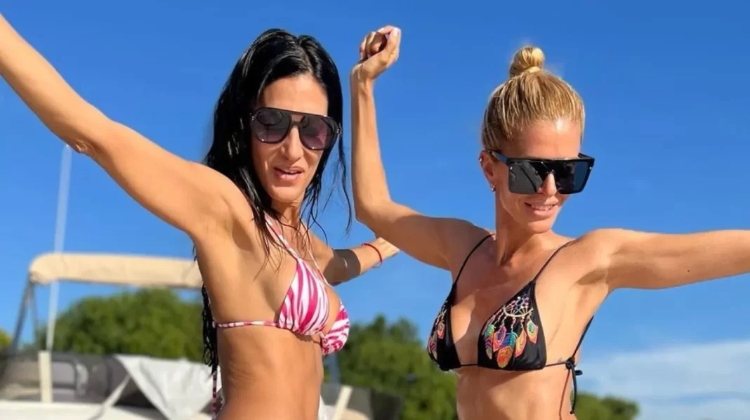 Muy divertidas, Silvina y Vanina Escudero posaron en microbikinis colaless sobre una lancha