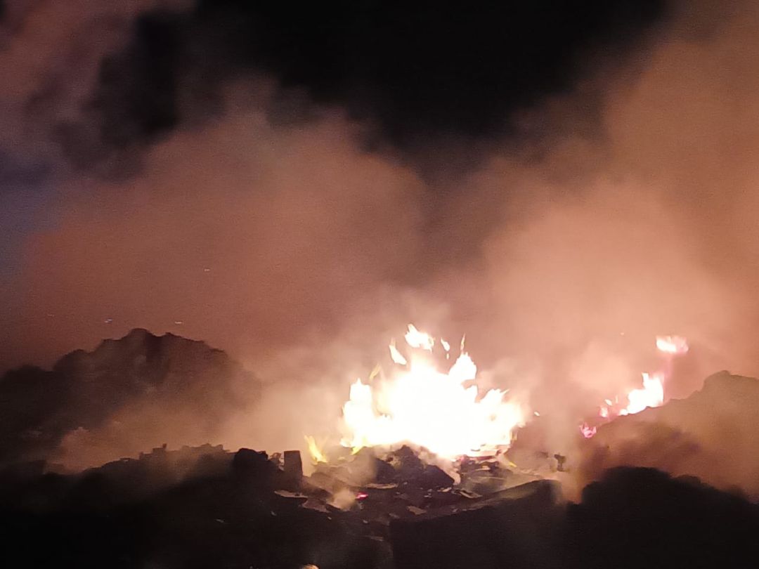 Voraz incendio en un descampado