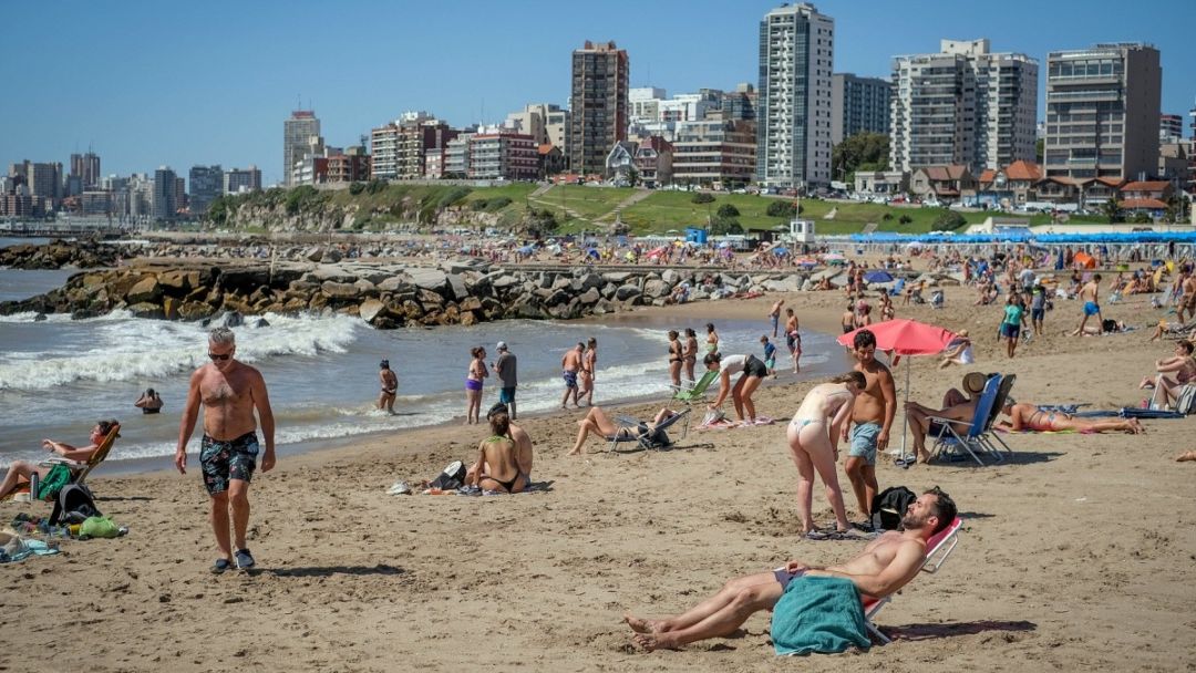 Verano 2024, en La Costa: cuánto cuesta alojarse, pasar un día en la playa y salir a cenar