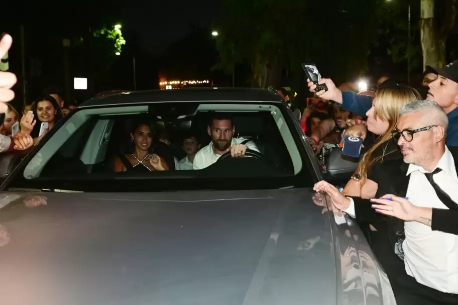 Lionel Messi y Antonela Roccuzzo desataron el fervor de los hinchas al llegar a una fiesta de 15 en Rosario