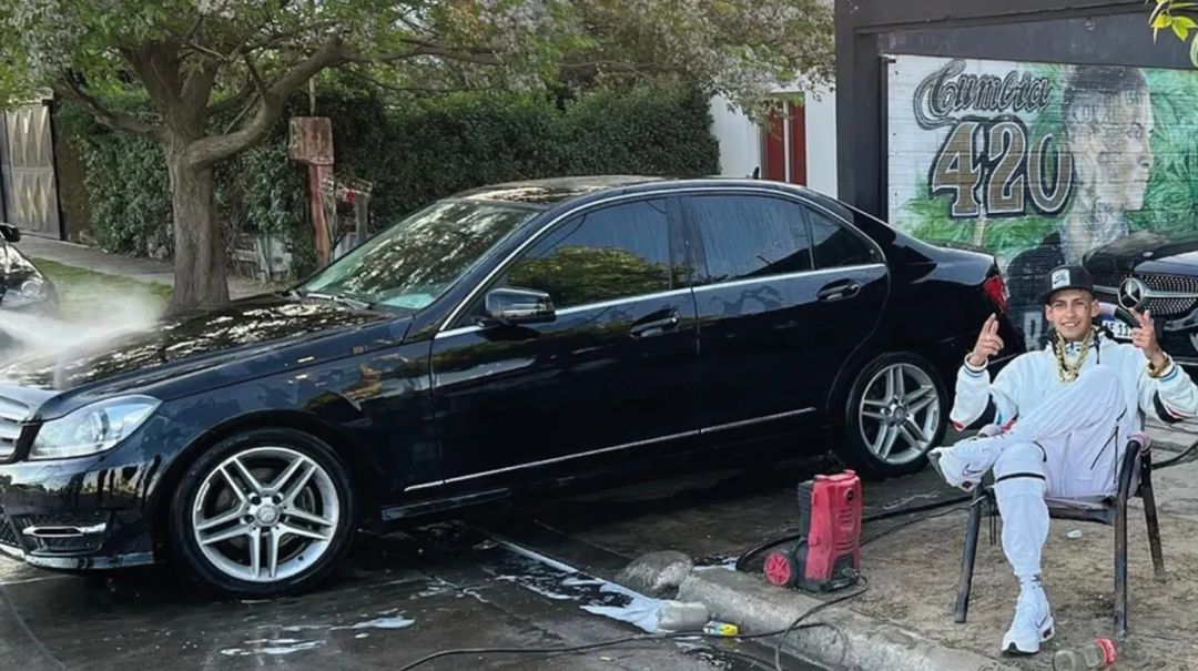 L-Gante mostró las llaves de su lujosa flota de autos y se emocionó: “Antes no tenía ni la casa”