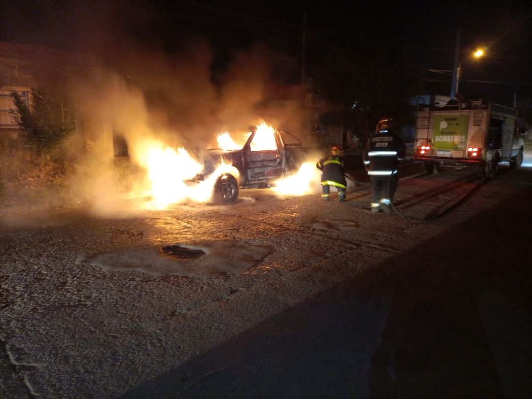 Quemacoches: incendiaron dos autos que estaban estacionados a poco metros de distancia