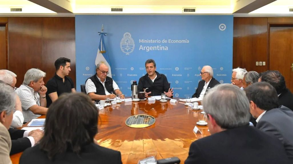 Tras el tope a los aumentos de las naftas, el Gobierno avanza en otra ronda de acuerdos con insumos