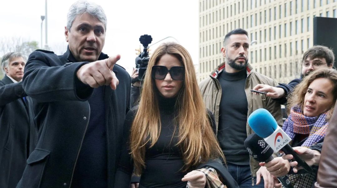 Con caras de tristeza y sin cruzarse, Shakira y Gerard Piqué firmaron su divorcio mediático