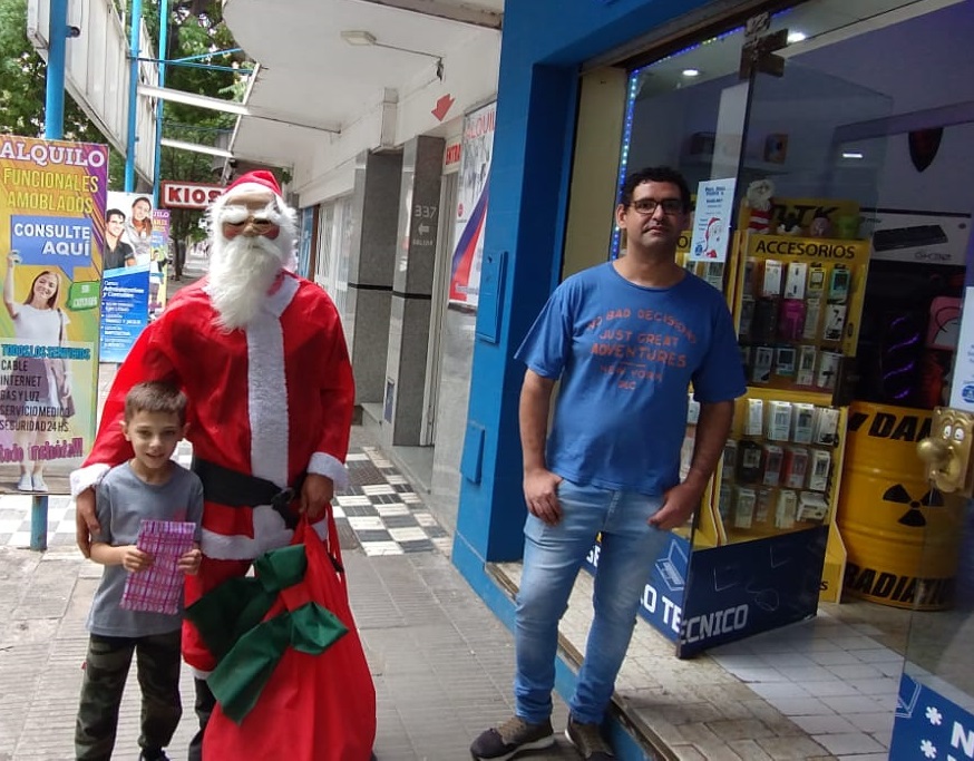 Un Papá Noel Solidario en Zelarrayán al 300