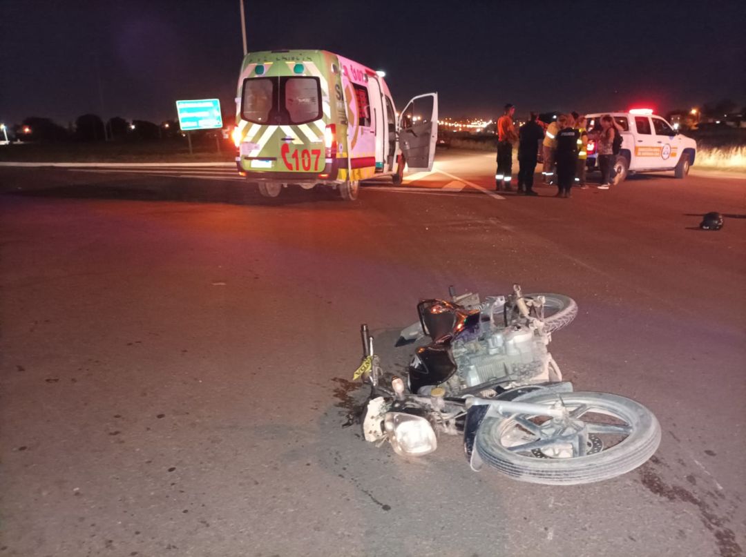 Motociclista alcoholizado chocó contra un auto