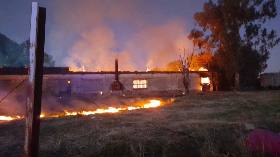 Un incendio destruyó un galpón del ferrocarril e investigan si fue intencional