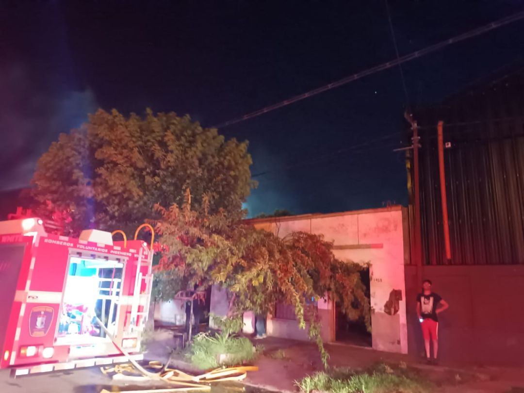 Barrio San Martín: se incendió una casa y trabajaron cuatro dotaciones de bomberos para apagar el fuego