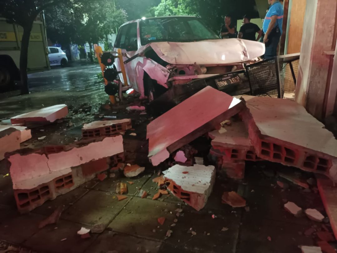 Manejaba totalmente borracho y terminó chocando contra varios medidores en macrocentro