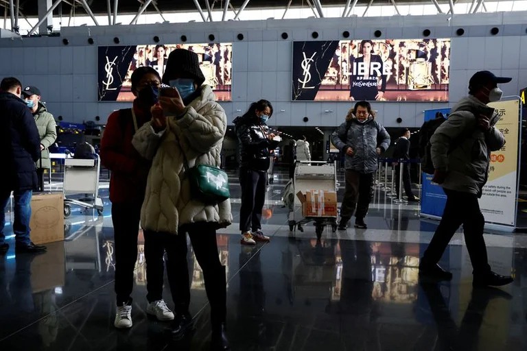 Preocupación global por los contagios masivos de COVID en China: cada vez más países imponen controles en sus aeropuertos