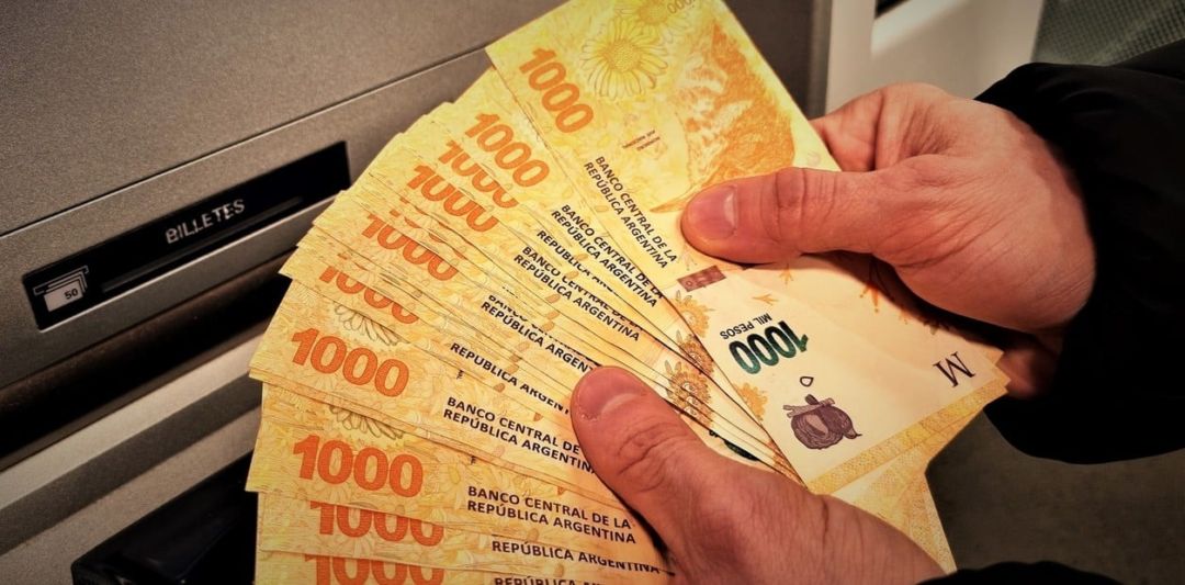 La cantidad de billetes en circulación superó los 10.000 millones y marcó un récord a fines de 2023