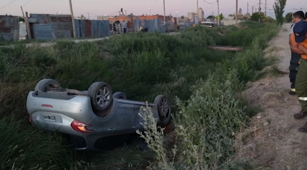 Volcó un auto y lo abandonó. Detuvieron a un sujeto con antecedentes por homicidio