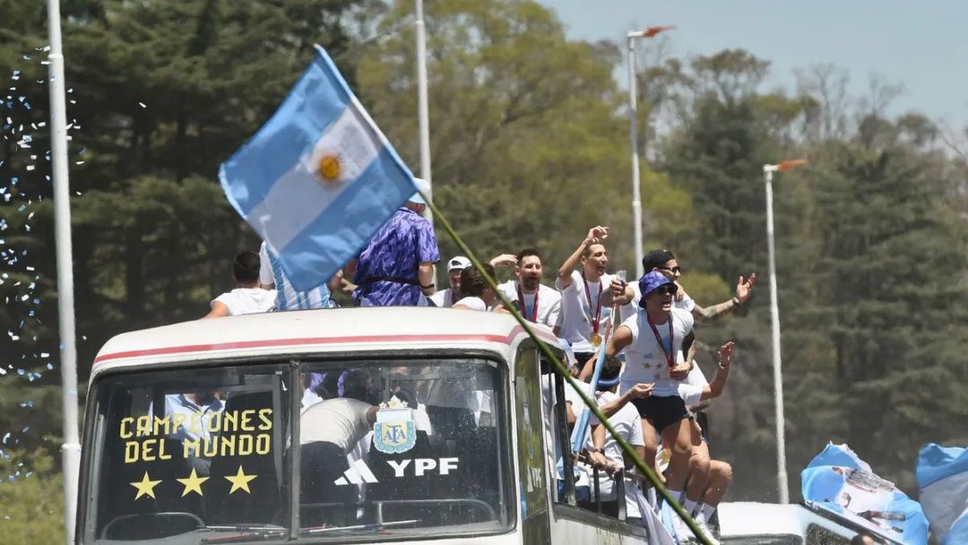 Más de 3 millones de hinchas colapsan la Ciudad de Buenos Aires y hay incertidumbre sobre el recorrido de la caravana de campeones
