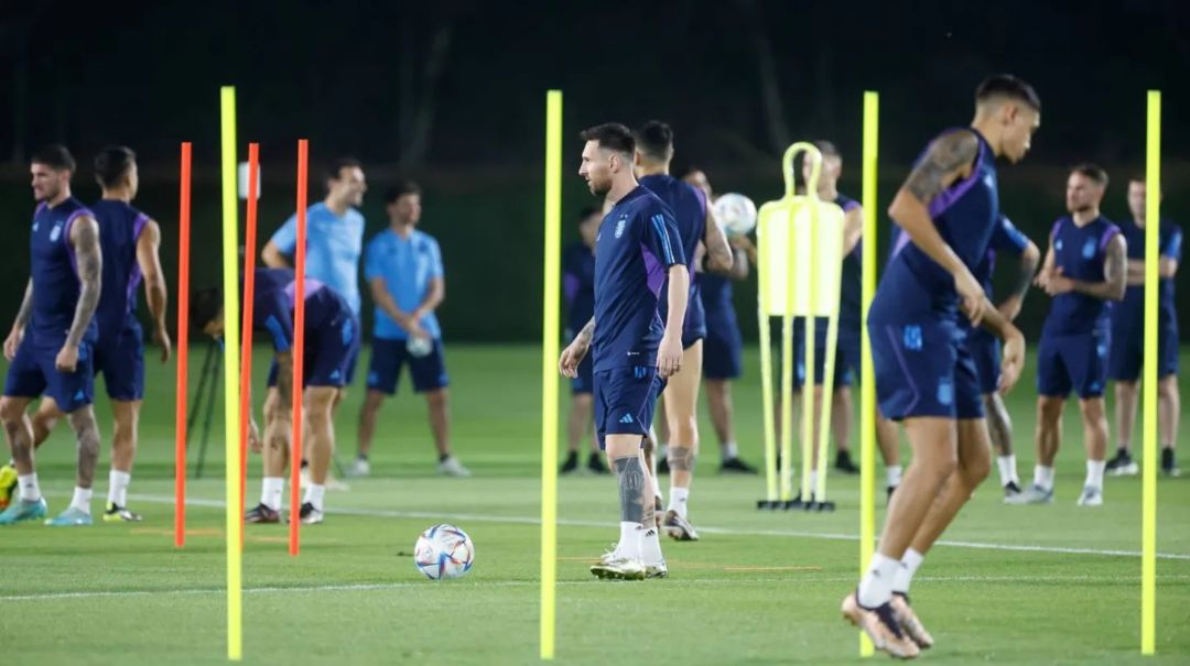 Scaloni probó dos equipos y Di María podría ser titular en la final ante Francia