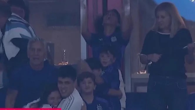 Las imperdibles reacciones de Antonela Roccuzzo y los hijos de Lionel Messi tras el penal errado y el primer gol de la Selección