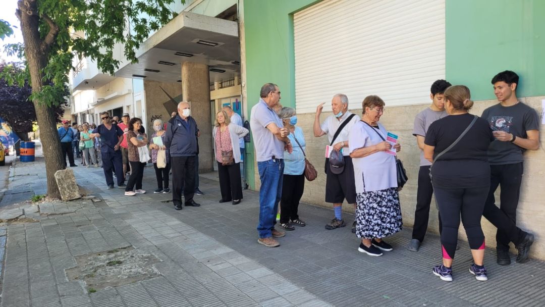 Largas filas en el último día del vacunatorio de Almafuerte al 600